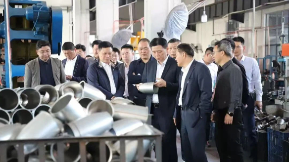 娄底市政协主席梁立坚调研不朽情缘mg官网钛产业